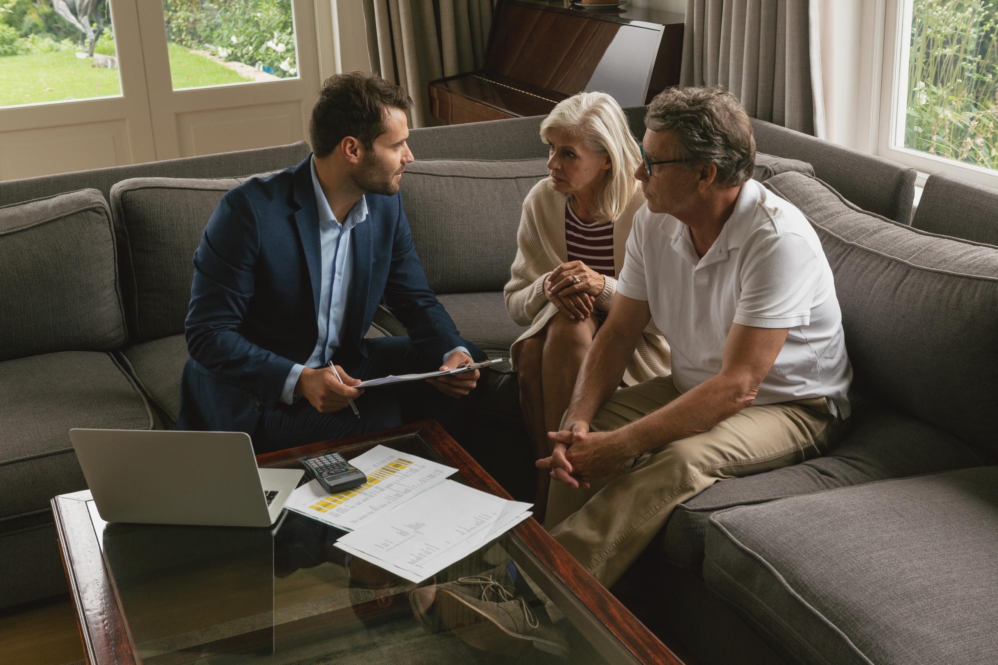 Agent imobiliar discutând cu proprietarul